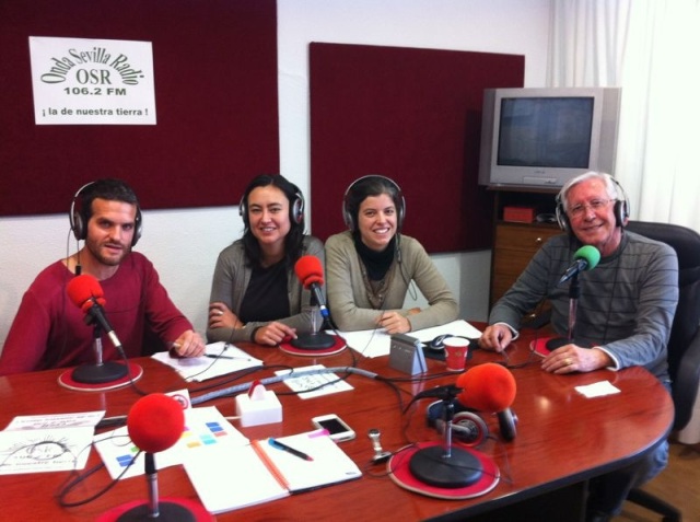 Imagen tomada en el estudio de Onda Sevilla Radio, donde disfrutamos de la presencia de Raquel Vallejo (izquierda) y Lola López (derecha). En la foto también aparecen los compañeros Paco Palma y Héctor Barco.
