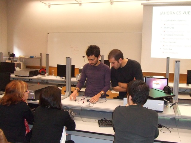 En la imagen vemos a Diego Casado (izquierda) y Mario Vega (derecha) enfrascados en sus "cacharros", como ellos dicen, en uno de los talleres de la Semana de la Ciencia 2012 en Madrid.